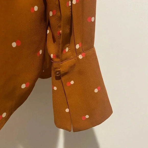 ANN TAYLOR Polka Dot Print Split Neck Pleated Blouse. Size XS - Picture 4 of 8